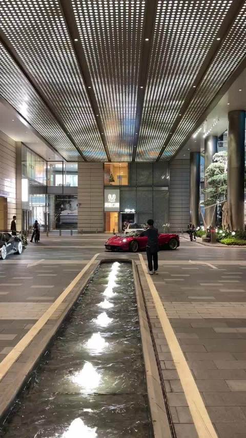深圳湾一号深夜偶遇五千万帕加尼风神来住酒店，红颜色真的是太好看太漂亮了！