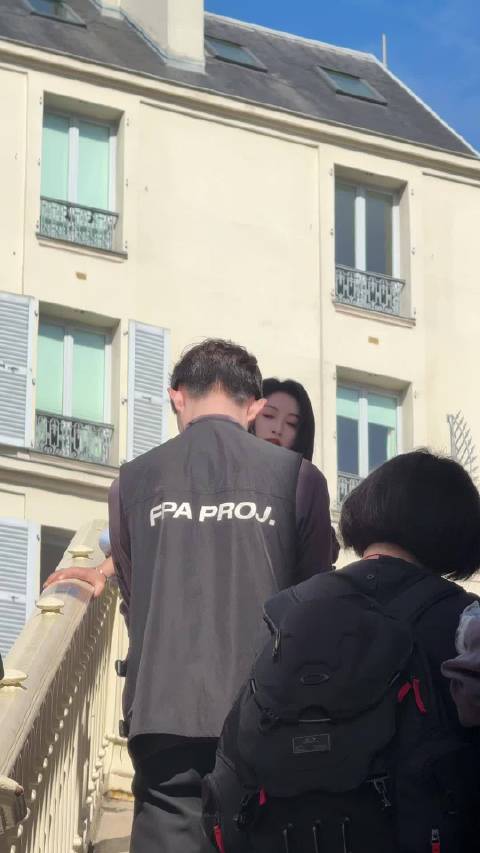 巴黎偶遇蓝盈莹拍摄，路人随手拍氛围感拉满