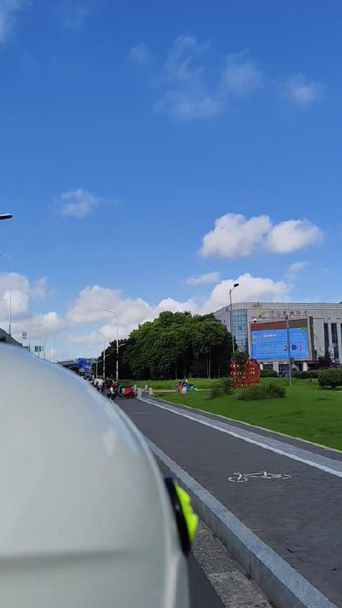 骑电动车慢游城市，发现日常细碎美好