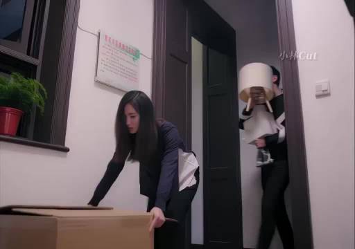 女人搬家时遇到下属