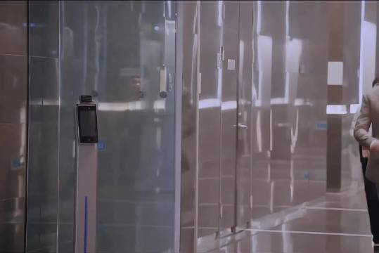 沈月陈哲远新剧首见男主摔个大马趴爆笑甜蜜