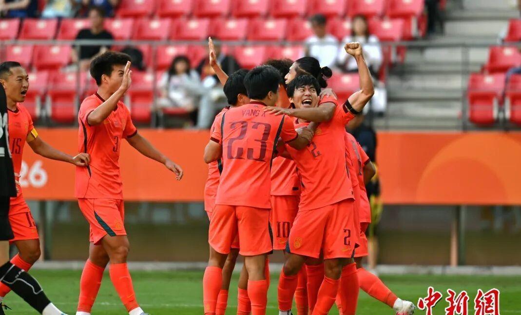 亚运男足2-1领先，同时换下张玉宁和王钰栋，是指挥失误吗？