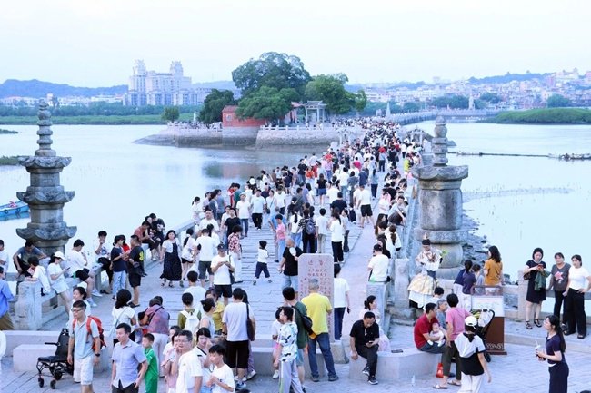 可看、可听、可品、可玩“世遗桥畔·烟火洛江”古街沉浸嘉年华启幕