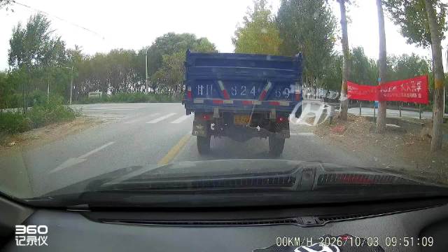 电动车过马路不观察路况，被一辆大货车撞倒，这骑电动车怎么想的，头盔都带