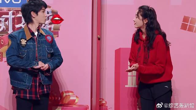 华晨宇向关晓彤飞吻，晓彤愣在原地不知所措