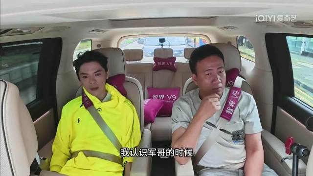 向佐探班刘嘉玲获介绍认识胡军，称现常住杭州