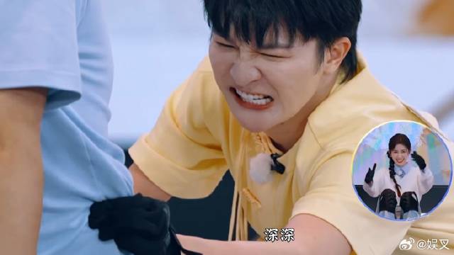 周深推不动就上手段！ 捏起一小撮肉狂掐，下手比女人都狠