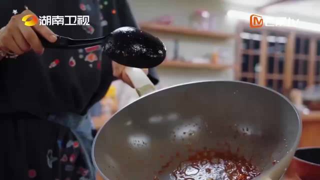 黄晓明录中餐厅后遗症，眼里有活端盘子
