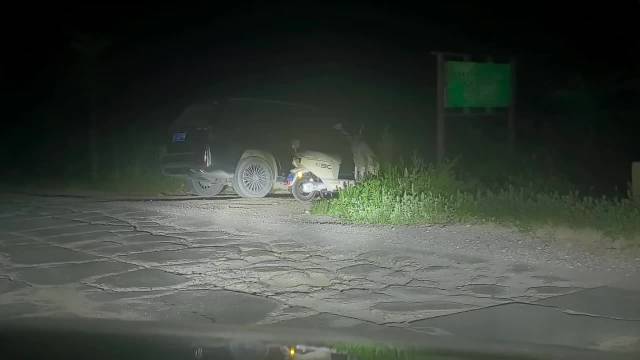 这这这电动车停车旁，不对啊，车没动啊，悬架这么强？