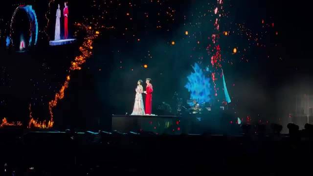 起猛了！在小刚老师演唱会上看到了希林娜依·高 严肃等待今晚新歌正式上线！
