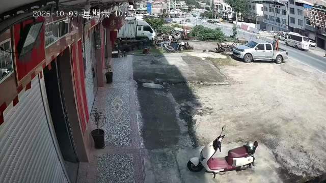 国庆玉林北宝路一路口货车疑失控撞侧翻