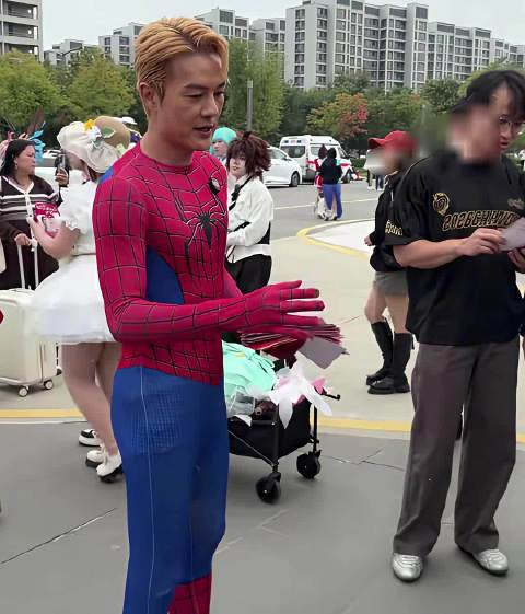 吴克群国庆穿蜘蛛侠服助寻被拐18年儿子