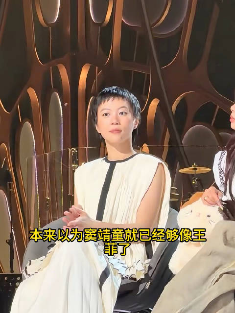 本来以为窦靖童就已经够像王菲了，没想到李嫣和王菲年轻时一模一样