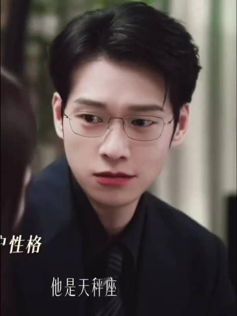 《无可替代》告白名场面来袭，借着“今晚月色真美”含蓄传情，一句不敢松手…