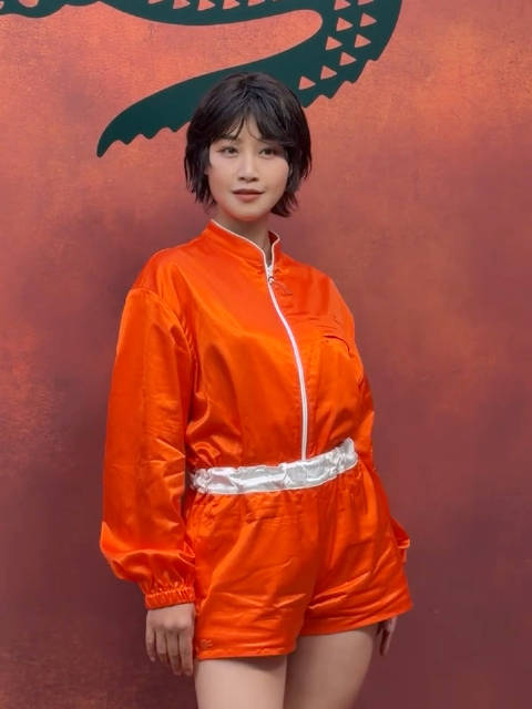 蓝盈莹降临巴黎时装周，有点像是从功夫女足片场出来的