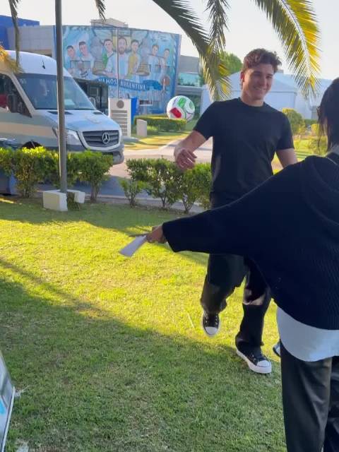 阿根廷艺术家向阿尔瓦雷斯亲手交付肖像画