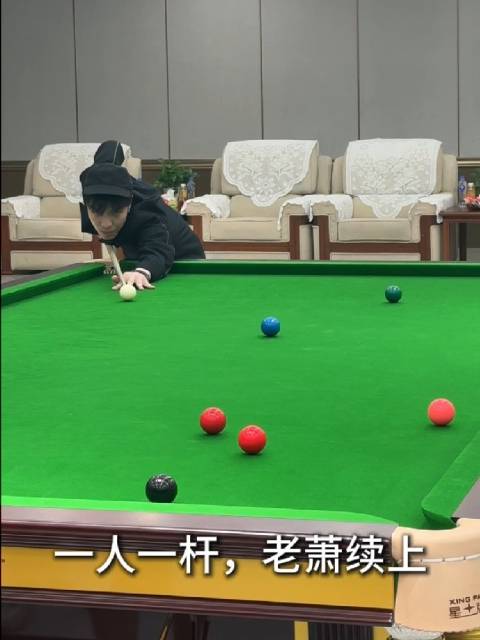 萧敬腾王小利囧哥同框交流球技！雨神还表演了一杆长台组合球，准度了得！