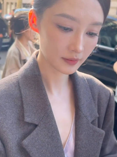李沁miumiu大秀超近怼脸直拍，好美丽的脸，是谁这么幸运拿到了亲签！