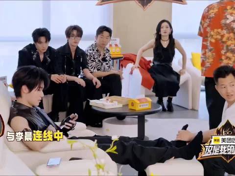 张真源给李晨打电话，没想到被李晨一秒认出他在做任务，真的太搞笑了