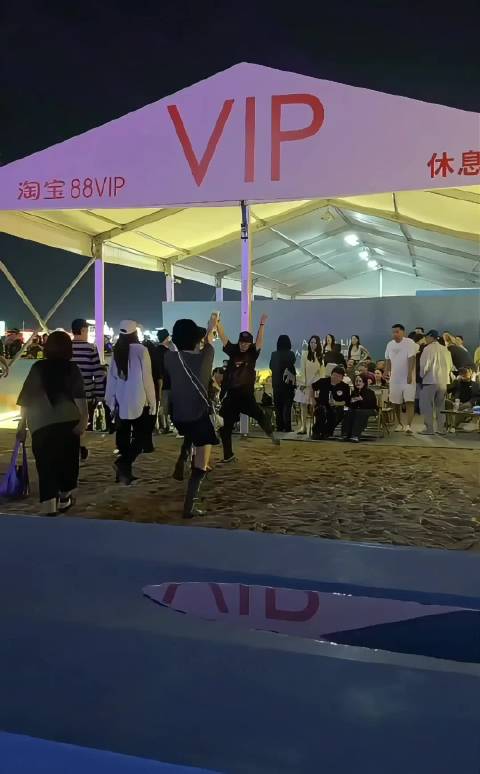 王菲现场教窦靖童社交礼仪，世纪牵手叮嘱细节