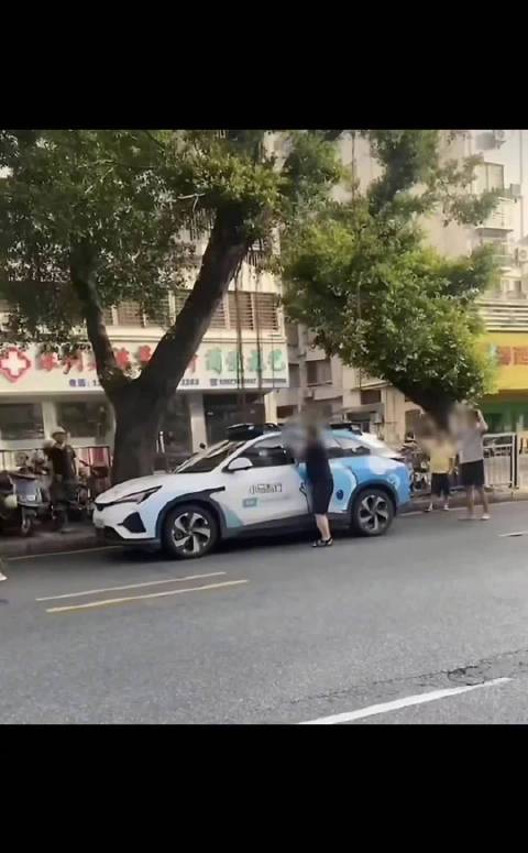 小马智行回应男子被车门夹手：非交通事故，涉事男子无大碍