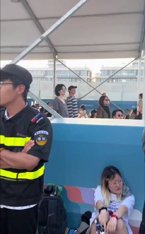 王菲一嗓子把李嫣吓一跳，菲说吓到你了是不是哈哈哈哈哈