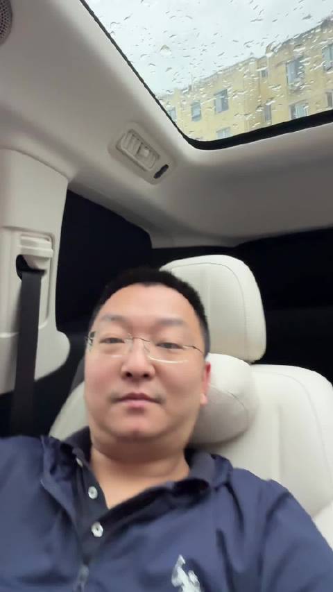 理想i8成女婿回丈母娘家避风港，空调沙发电视小桌板俱全