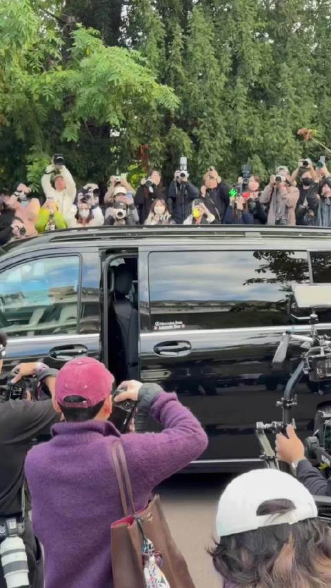 满满的帅气感、松弛感、时尚感，王一博这状态不是一般的好呀！