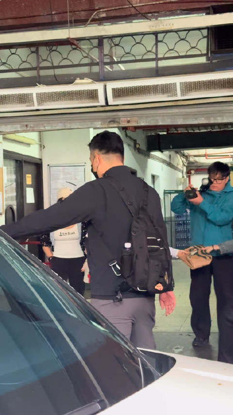 赵雅芝72岁现身西湖断桥，状态抗打分享冻龄秘诀