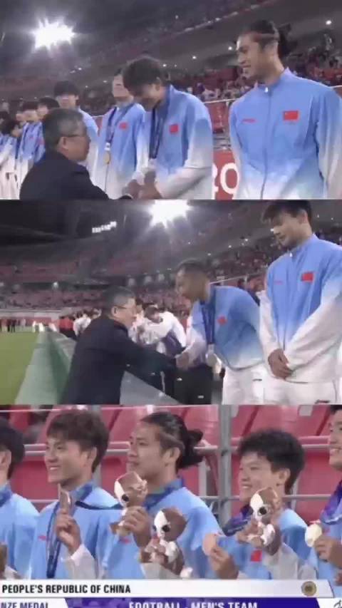 张玉宁此时此刻一定在想，幸亏坐小孩子桌了