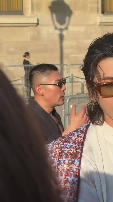 蔡徐坤巴黎看秀状态随性，别人找镜头他似喝咖啡