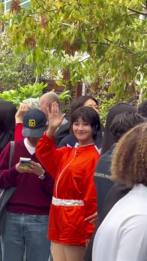 王一博蓝盈莹同场看秀，蓝盈莹状态能打气场足