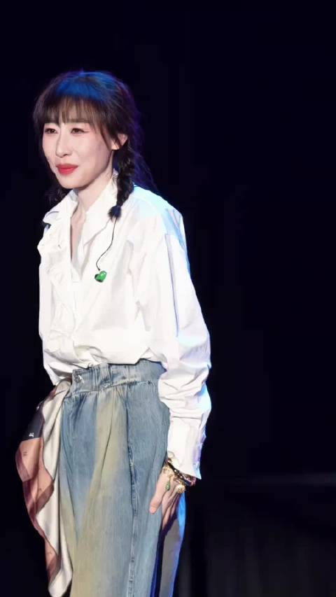 你会翻过山 看到万丈晴天 所以勇敢的向前走吧 美好都在路上 并且都会如约而至