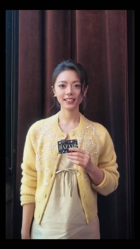 赵今麦巴黎时装周现场专访，麦麦把徐迟带来了Miumiu秀场