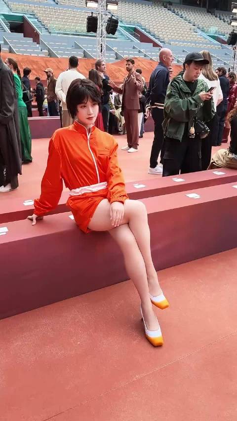 女明星出国前每人发了个假发套吗？蓝盈莹这套造型0人能懂