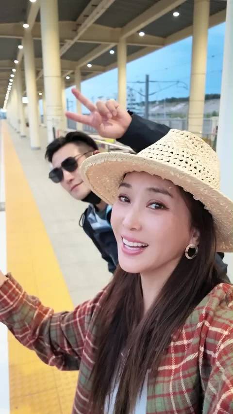 严屹宽杜若溪带着女儿游新疆！