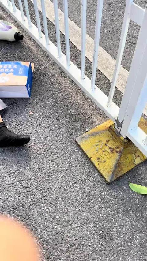 小女孩骑电动车碰到老人，躺下后小女孩都吓哭了