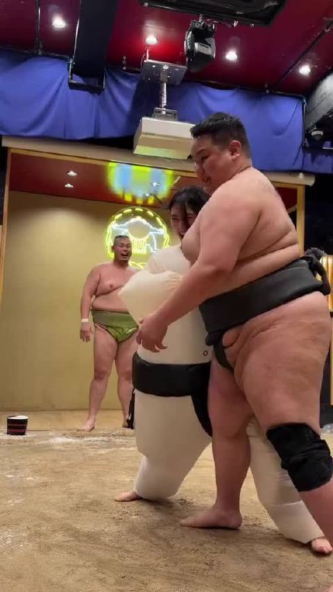 外国游客体验日本相扑过程，第一眼以为是二姐张歆艺呢