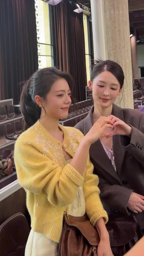 李沁赵今麦秀场同框比心已集齐三个角度