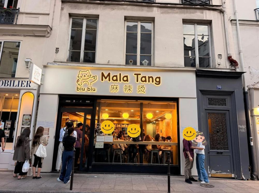 巴黎现麻辣烫店：门店离卢浮宫很近，人均150元人民币，排队半小时