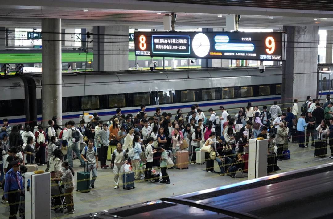 最高峰一分钟发出3趟列车！10月1日成都东站旅客到发量创历史新高