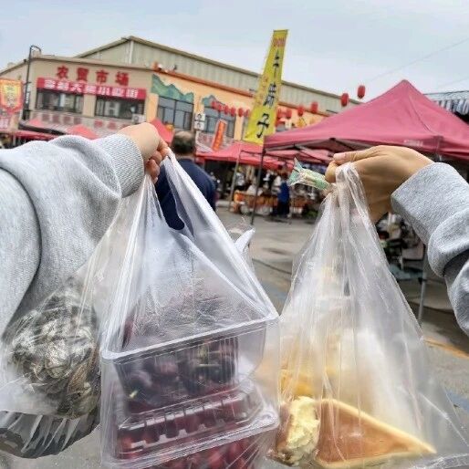 拖着行李箱直奔菜市场,这届年轻人为啥爱上“菜市场漫游”? 拖着行李箱直奔菜市场,这届年轻人为啥爱上“菜市场漫游”?