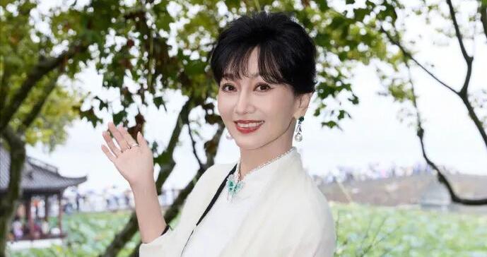 知名女星现身西湖，不少人偶遇：好美！本人回应容貌争议：我一天吃4餐才够，早餐和下午茶很重要
