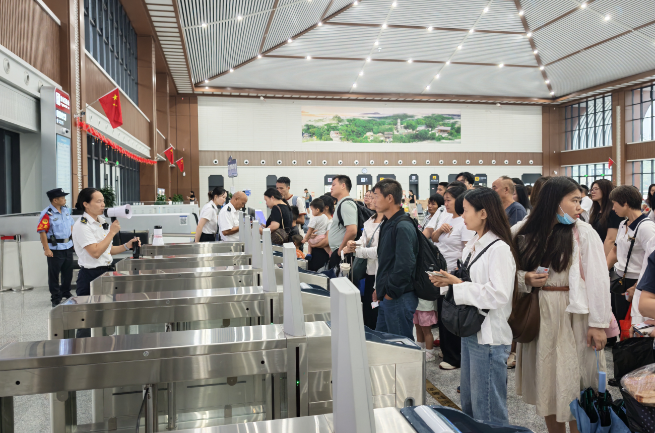 返程高峰将至!广铁集团加开多趟夜间高铁 新兴南站全力保障旅客出行有序 返程高峰将至!广铁集团加开多趟夜间高铁 新兴南站全力保障旅客出行有序