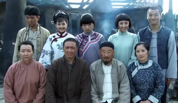 闯关东这张废墟前的合照就能看出各自的性格