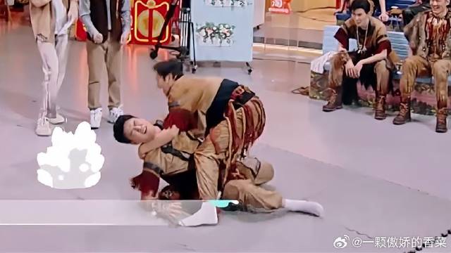 吴泽林刚说完王耀庆下盘稳，下秒就坐地上，不禁夸啊