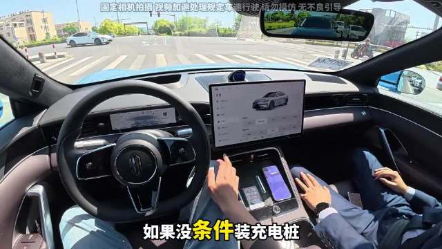 低趴宽体溜背造型，高颜值电动车后排头部压抑