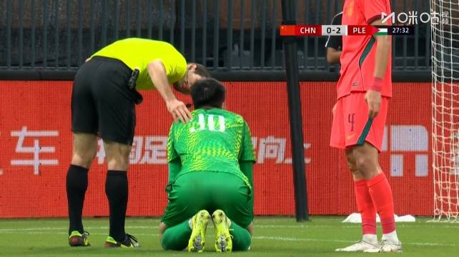 闫炳良疑似受伤半场被换下，颜骏凌替补登场