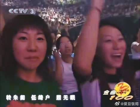 王菲打招呼太投入唱错词，不好意思笑了并捡起观众纸条