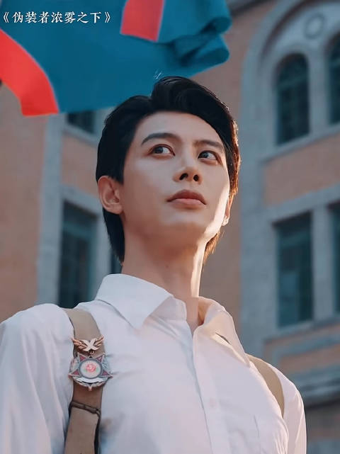 何健麒饰演明楼回眸，傲娇与得意尽显